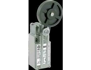 SEZ KSAM3F55W02 Koncový spínač kovový s nastavitelnou pákou a nastavitelnou gumovou kladkou (průměr