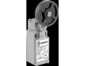 SEZ KSAM3F42W02 Koncový spínač kovový s pákou a gumovou kladkou (průměr 50 mm), šířka 30 mm