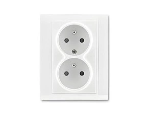 ABB Zásuvka dvojnásobná chráněná s clonkami bílá/bílá