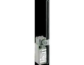 SEZ KSAM3F73W02 Koncový spínač kovový, ovládaný nylonovou tyčkou (průměr 6 mm), šířka 30 mm