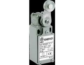 SEZ KSAM3F41W02 Koncový spínač kovový s pákou a nylonovou kladkou (průměr 18 mm), šířka 30 mm