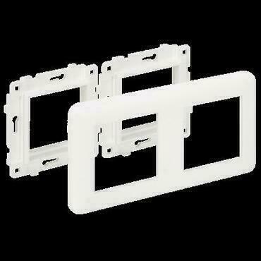 Rámeček SIMON KR445/9, 2 násobný včetně 2 úchytů ke krabici Simon K45, na 2 moduly K45, bílá