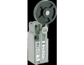 SEZ KSAM3F52W02 Koncový spínač kovový s nastavitelnou pákou a gumovou kladkou (průměr 50 mm), šířka