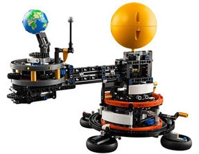 LEGO® Technic – Planeta Země a Měsíc na oběžné dráze