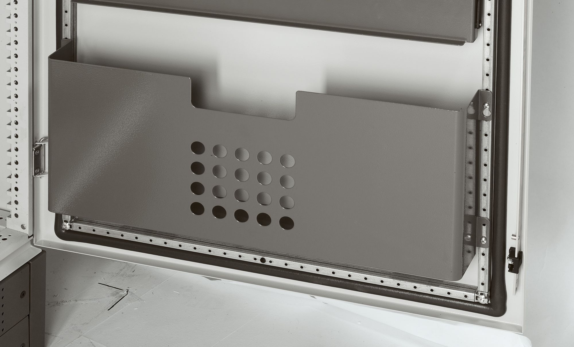 LEG 047647 DRŽÁK DOK. 650X275X100 MONT.