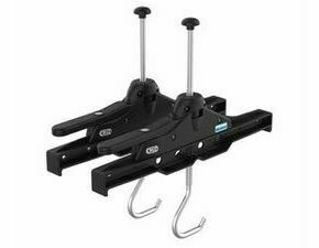 Sada uzamykatelná k upevnění žebříků na střešním nosiči vozidla