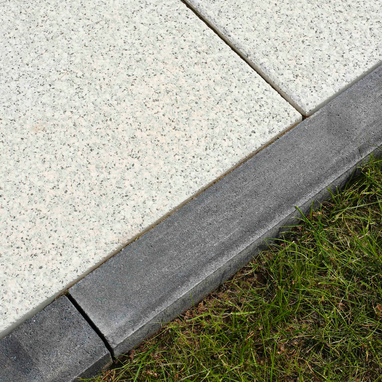 Obrubník betonový BEST LINEA I standard antracitový 80x500x250 mm