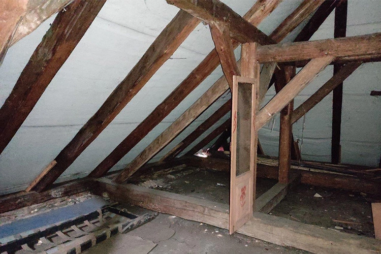 Rekonstrukce šikmé střechy se zateplením mezi a pod krokvemi