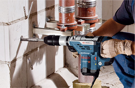 Vrtání děr pro trubky a implementaci drátů